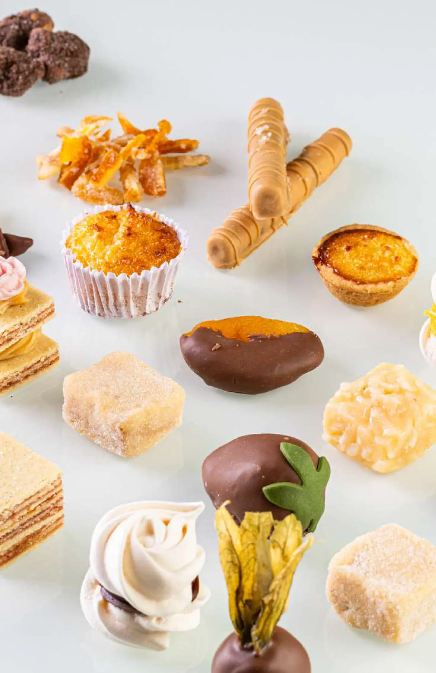 Mesa de digestivos com frutas ao chocolate e biscoitos