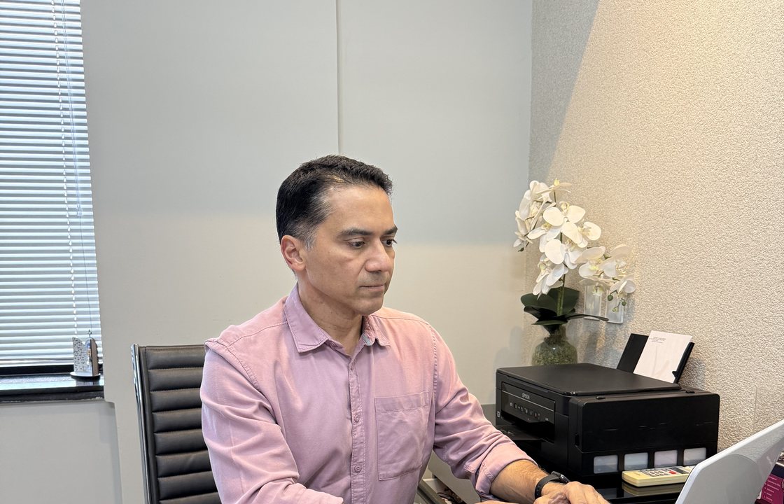 Dr. Marco Crisanto atendendo em seu consultório no Angiocenter, em Teresina